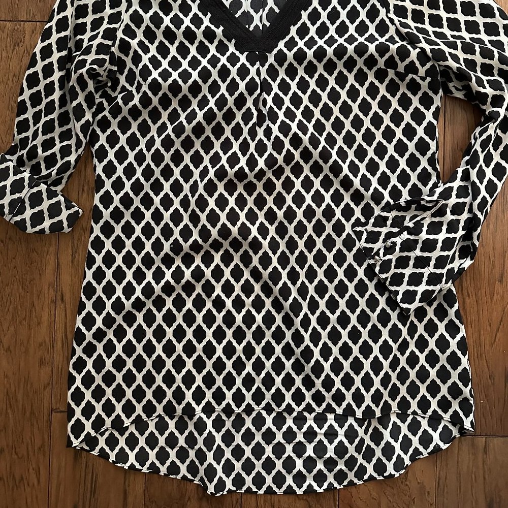White House Black Market Top - Picture 2 of 2